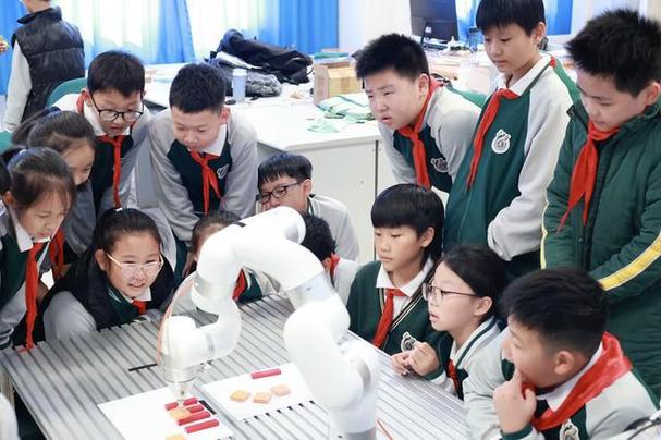 科技教育不仅是传授知识，看这所小学如何闪耀科技之光